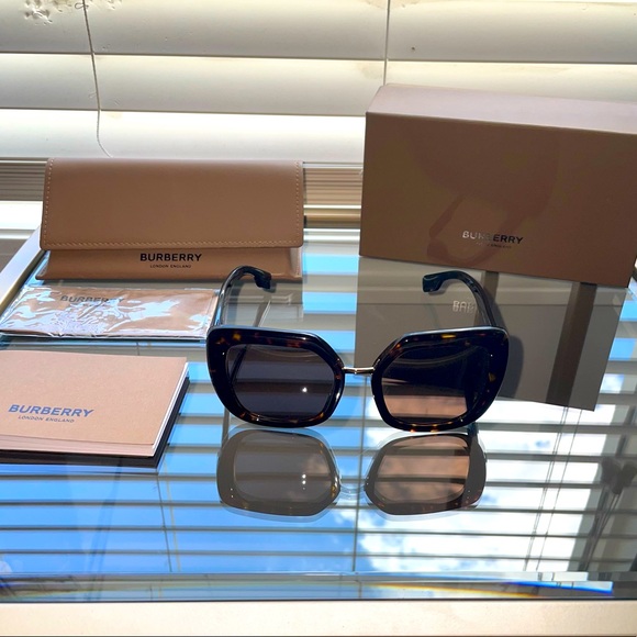 New Burberry Sunglasses - Picture 2 of 9